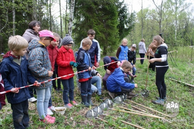 Skolēni atklāj meža noslēpumus