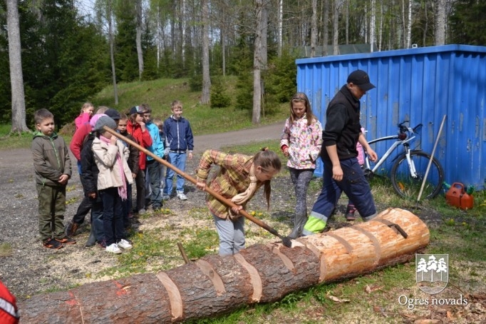 Skolēni atklāj meža noslēpumus