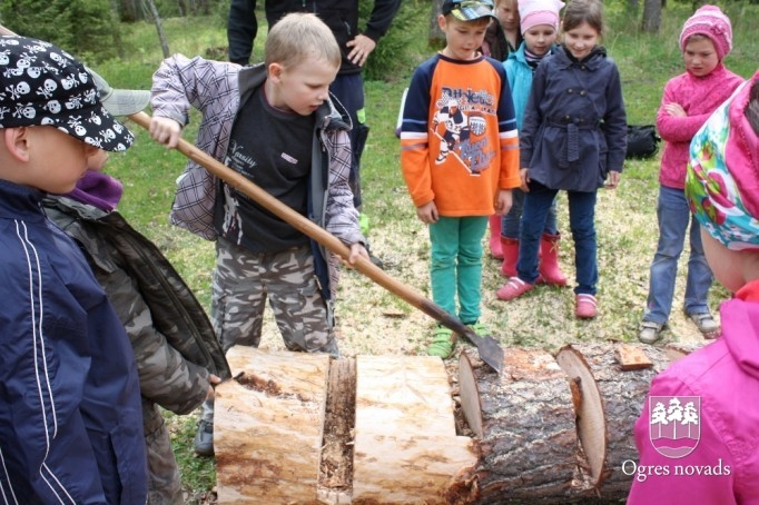Skolēni atklāj meža noslēpumus