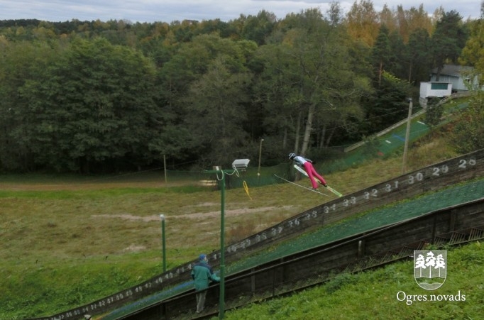 Ogres tramplīnlēcēji izcīna godalgotas vietas Tallinā