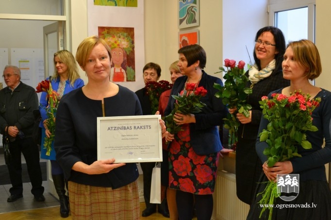 Ogres Mākslas skolā atklāj Latvijai veltītu izstādi