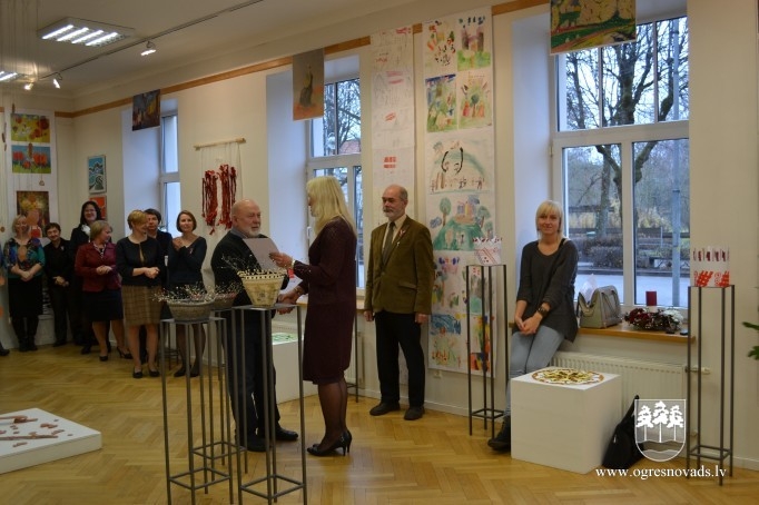 Ogres Mākslas skolā atklāj Latvijai veltītu izstādi