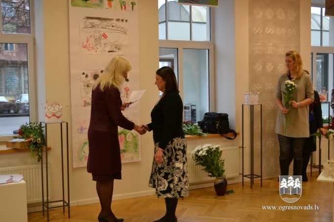 Ogres Mākslas skolā atklāj Latvijai veltītu izstādi