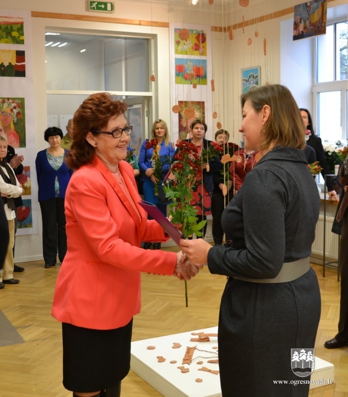 Ogres Mākslas skolā atklāj Latvijai veltītu izstādi