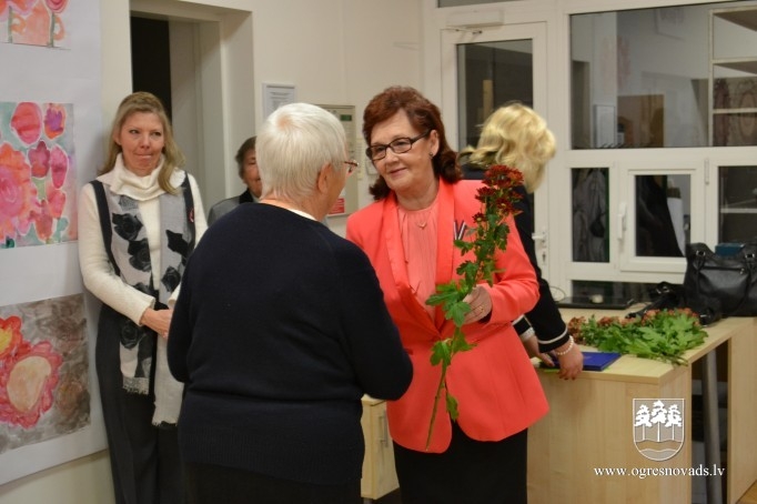 Ogres Mākslas skolā atklāj Latvijai veltītu izstādi