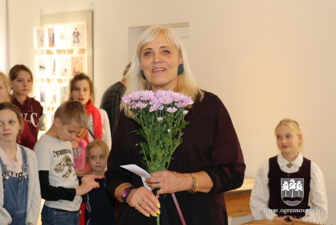 Ogres Mākslas skolā izstāde par tautastērpu stāstiem