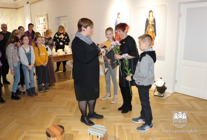 Ogres Mākslas skolā izstāde par tautastērpu stāstiem