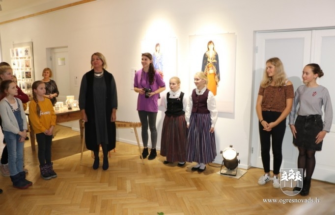 Ogres Mākslas skolā izstāde par tautastērpu stāstiem