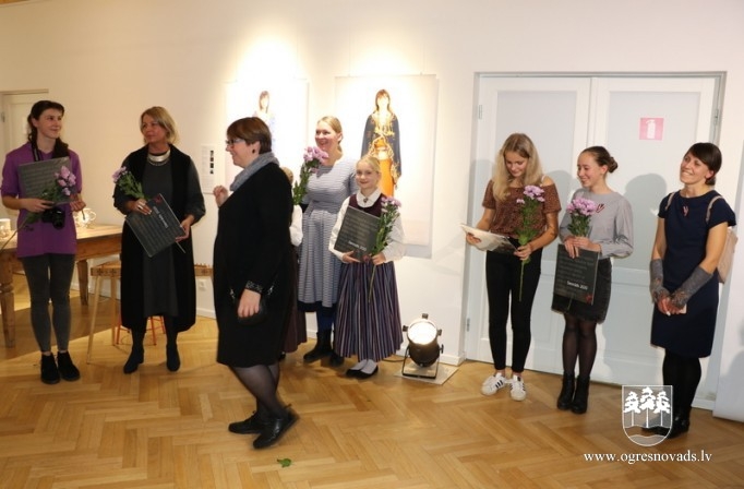 Ogres Mākslas skolā izstāde par tautastērpu stāstiem