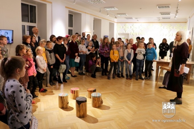 Ogres Mākslas skolā izstāde par tautastērpu stāstiem