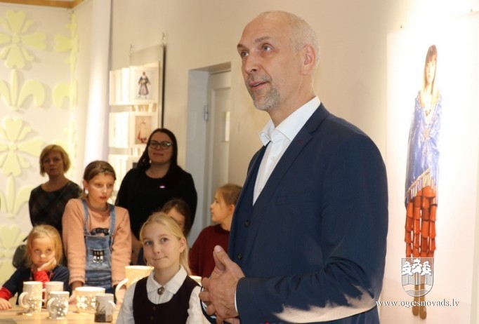 Ogres Mākslas skolā izstāde par tautastērpu stāstiem