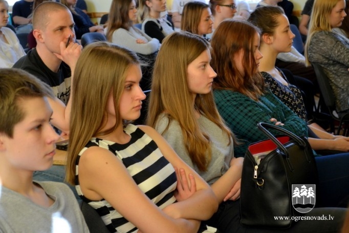 Ogres 1.vidusskolā izdota jauna gadagrāmata