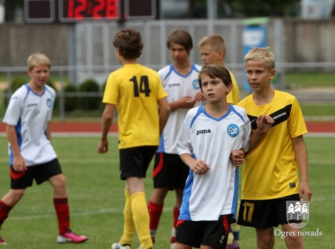 "Ogres SC" jaunie futbolisti piekāpjas Vidzemes izlasei