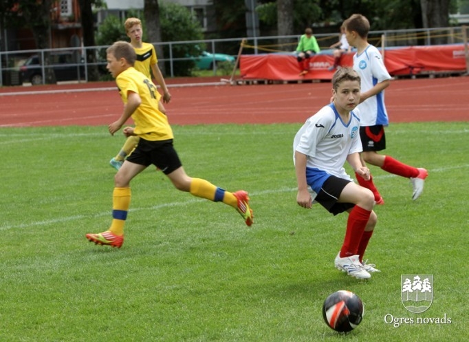 "Ogres SC" jaunie futbolisti piekāpjas Vidzemes izlasei