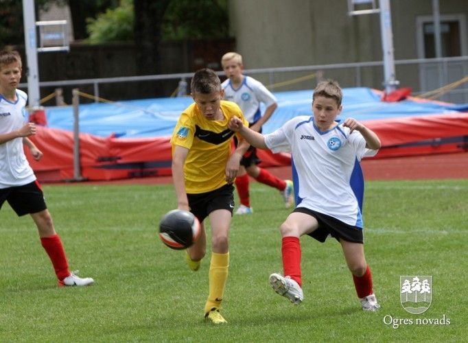 "Ogres SC" jaunie futbolisti piekāpjas Vidzemes izlasei
