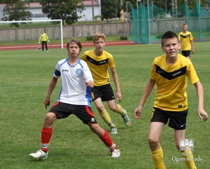 "Ogres SC" jaunie futbolisti piekāpjas Vidzemes izlasei
