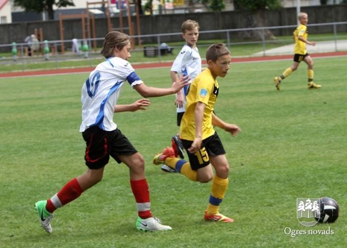 "Ogres SC" jaunie futbolisti piekāpjas Vidzemes izlasei