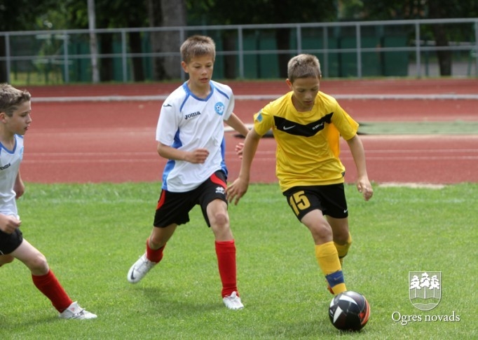 "Ogres SC" jaunie futbolisti piekāpjas Vidzemes izlasei