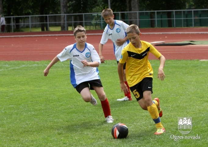 "Ogres SC" jaunie futbolisti piekāpjas Vidzemes izlasei