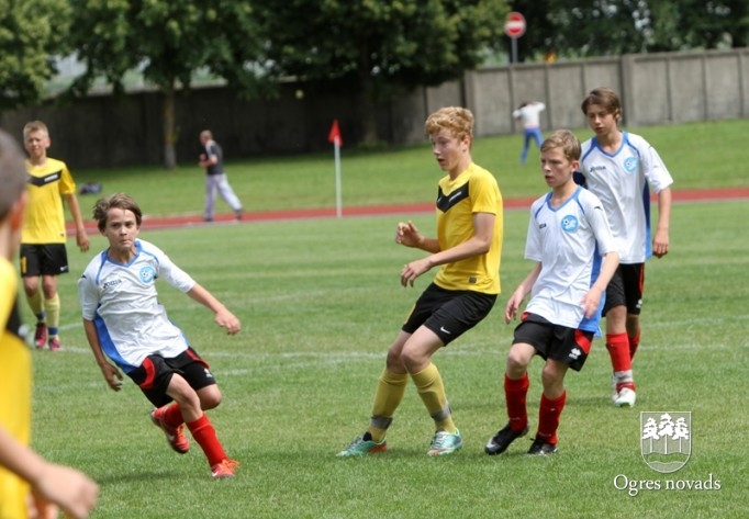 "Ogres SC" jaunie futbolisti piekāpjas Vidzemes izlasei