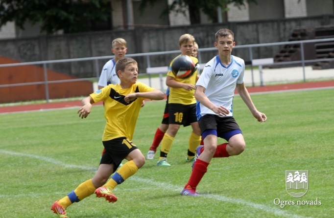 "Ogres SC" jaunie futbolisti piekāpjas Vidzemes izlasei