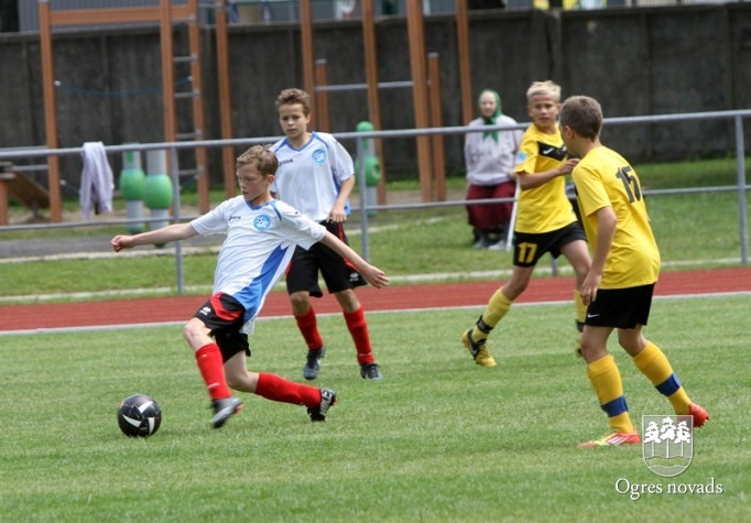 "Ogres SC" jaunie futbolisti piekāpjas Vidzemes izlasei