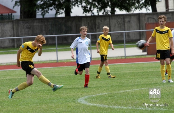 "Ogres SC" jaunie futbolisti piekāpjas Vidzemes izlasei