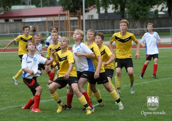 "Ogres SC" jaunie futbolisti piekāpjas Vidzemes izlasei