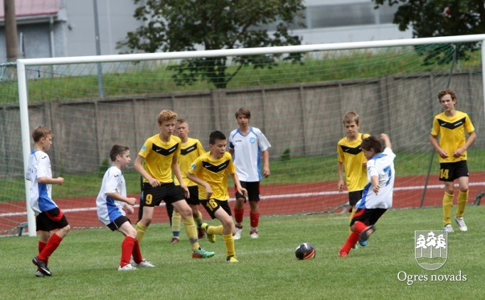 "Ogres SC" jaunie futbolisti piekāpjas Vidzemes izlasei