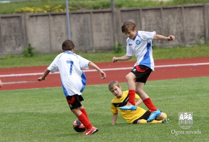 "Ogres SC" jaunie futbolisti piekāpjas Vidzemes izlasei