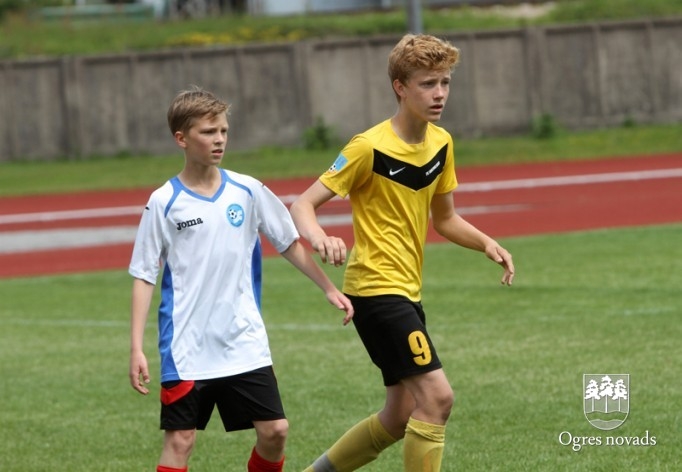 "Ogres SC" jaunie futbolisti piekāpjas Vidzemes izlasei