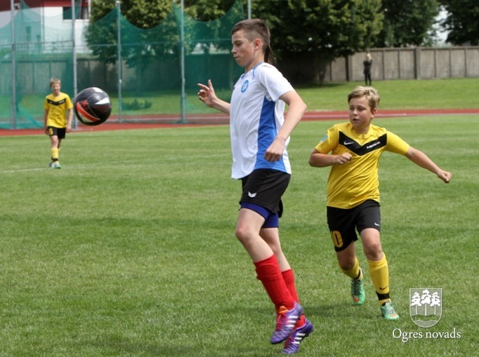 "Ogres SC" jaunie futbolisti piekāpjas Vidzemes izlasei