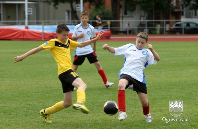 "Ogres SC" jaunie futbolisti piekāpjas Vidzemes izlasei