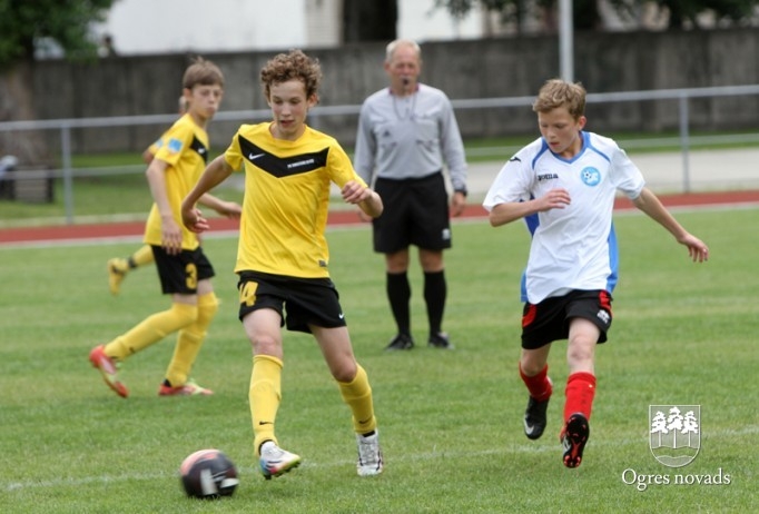 "Ogres SC" jaunie futbolisti piekāpjas Vidzemes izlasei