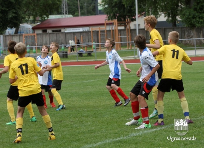 "Ogres SC" jaunie futbolisti piekāpjas Vidzemes izlasei