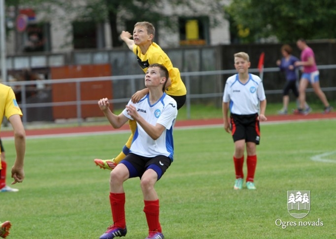 "Ogres SC" jaunie futbolisti piekāpjas Vidzemes izlasei