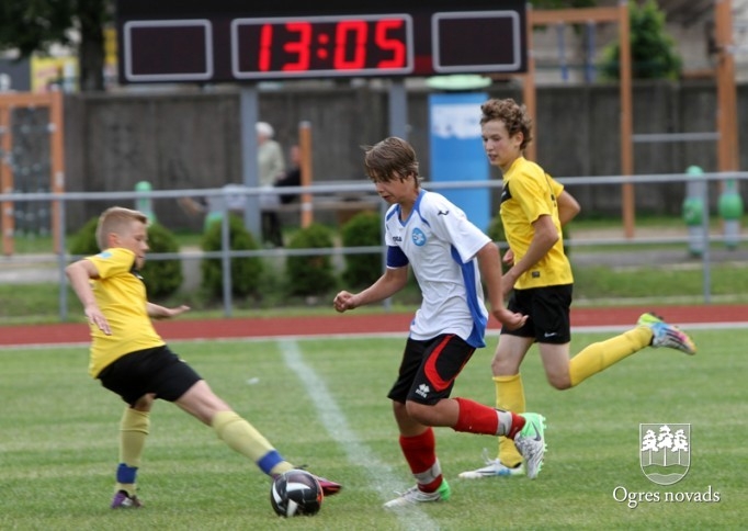 "Ogres SC" jaunie futbolisti piekāpjas Vidzemes izlasei