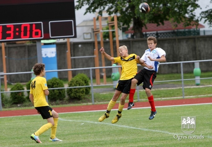"Ogres SC" jaunie futbolisti piekāpjas Vidzemes izlasei