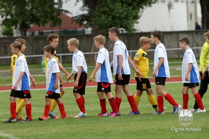 "Ogres SC" jaunie futbolisti piekāpjas Vidzemes izlasei