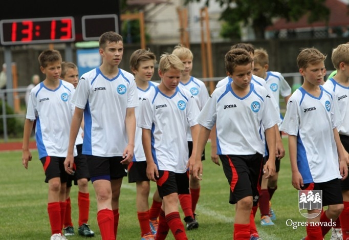 "Ogres SC" jaunie futbolisti piekāpjas Vidzemes izlasei