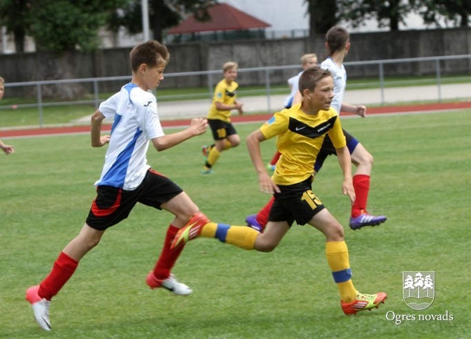 "Ogres SC" jaunie futbolisti piekāpjas Vidzemes izlasei