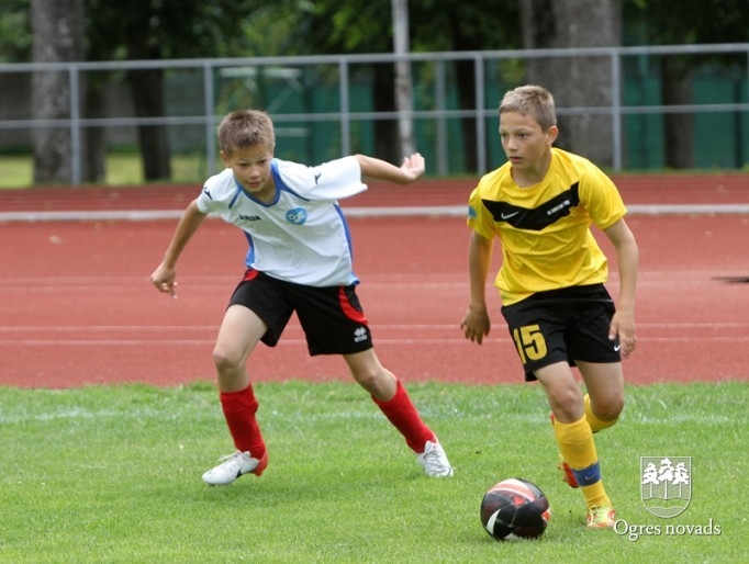 "Ogres SC" jaunie futbolisti piekāpjas Vidzemes izlasei