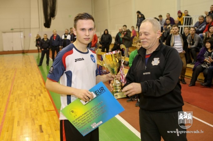 "Ogres SC" telpu futbola komanda triumfē novada čempionātā