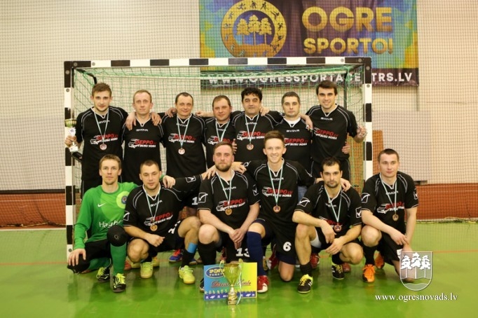 "Ogres SC" telpu futbola komanda triumfē novada čempionātā