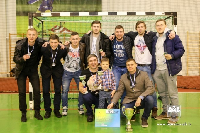 "Ogres SC" telpu futbola komanda triumfē novada čempionātā