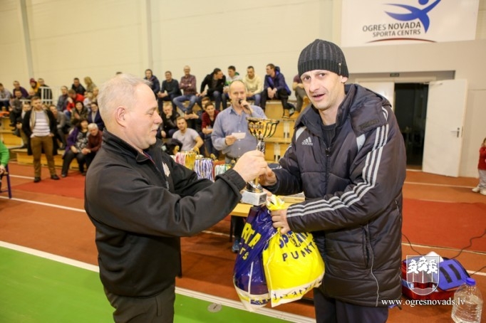 "Ogres SC" telpu futbola komanda triumfē novada čempionātā