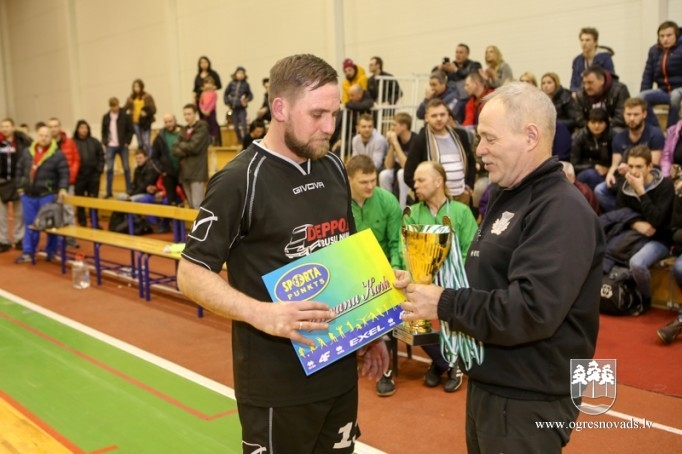 "Ogres SC" telpu futbola komanda triumfē novada čempionātā
