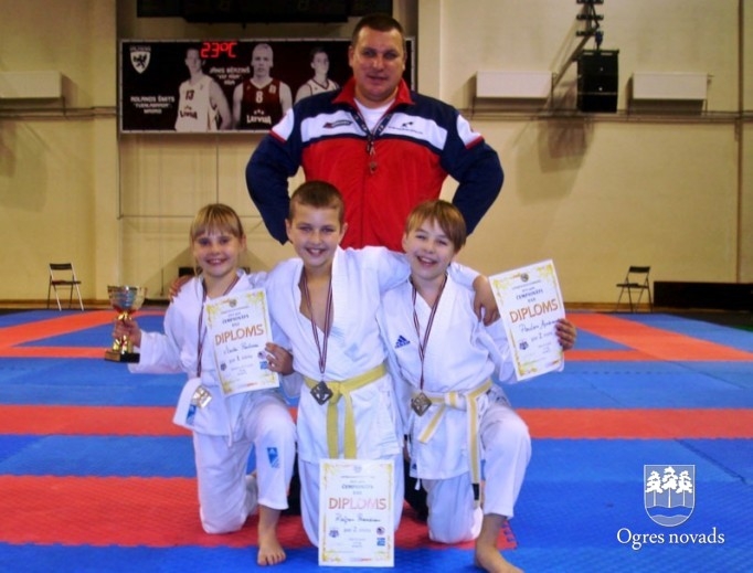 "KARATE SEN-E" sportistiem zelts un divi sudrabi Latvijas čempionātā