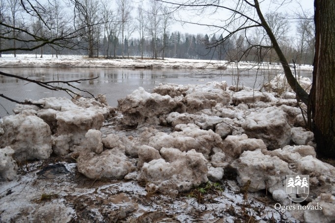 Mērlatas Ogres upes krastā uzstādīs nākamnedēļ