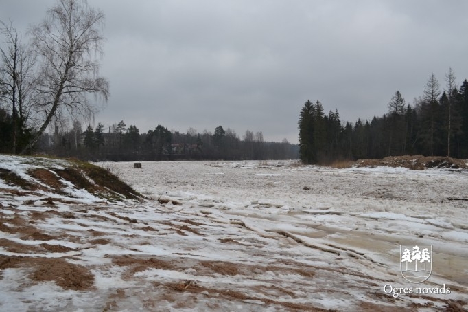 Mērlatas Ogres upes krastā uzstādīs nākamnedēļ